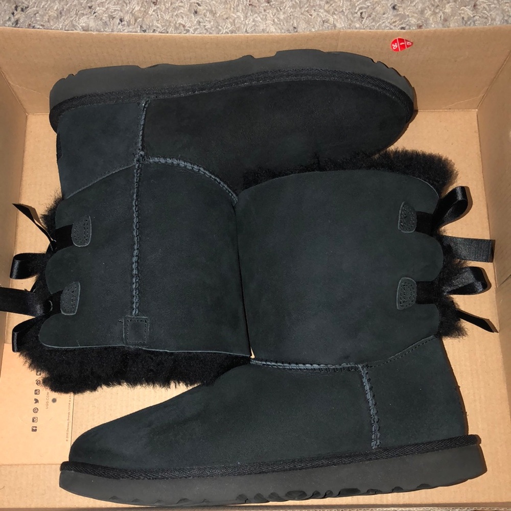 Ugg Bailey Bow II (amazing condition!)